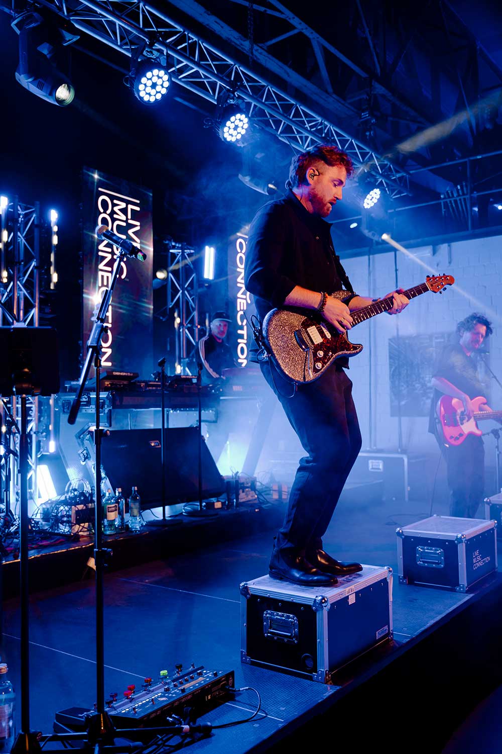 LED-Wandstreifen im Bühnenhintergrund, Traversen mit Moving Heads und LED-PAR-Scheinwerfern