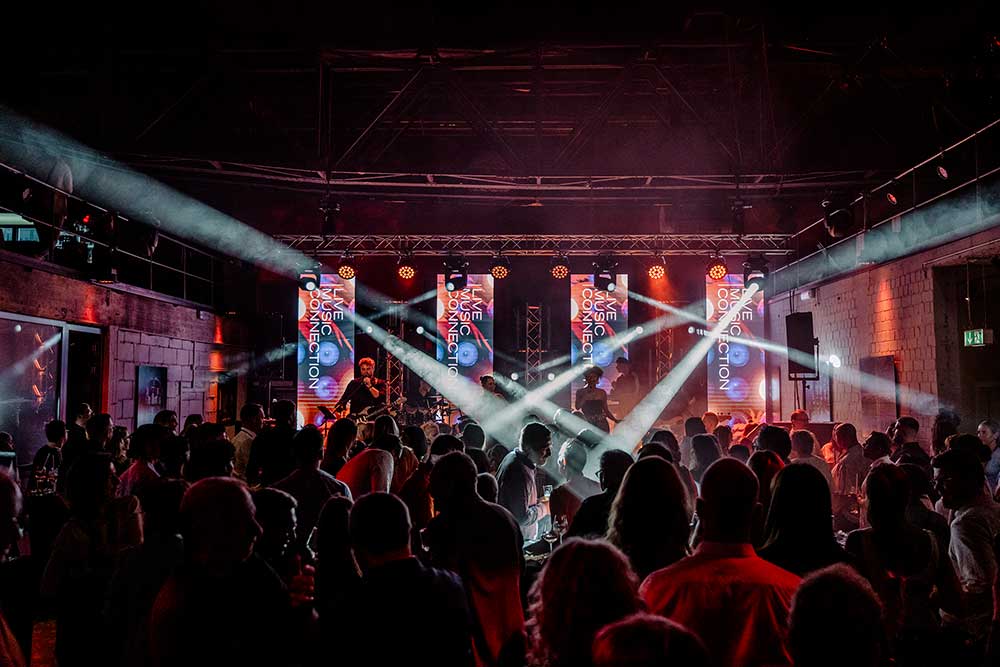Bühnenbeleuchtung und Lichttechnik von Verholt Eventtechnik – tanzende Menschen vor einer Bühne mit Live-Band