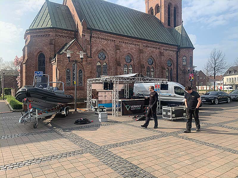 Traversensystem mit Lautsprechern vor einer Kirche in Dorsten